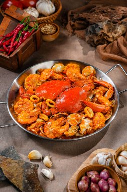 Padli soslu yengeç mi yoksa Kepiting Saus Padang mı? Acılı ve baharatlı Padang soslu yengeç..