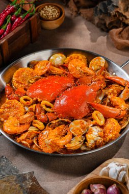 Padli soslu yengeç mi yoksa Kepiting Saus Padang mı? Acılı ve baharatlı Padang soslu yengeç..