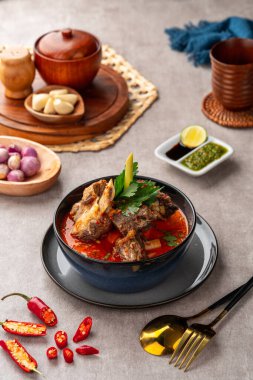 Soto Tangkar Betawi yiyeceğidir. Tangkar, Betawi dilinde sığır kaburgası anlamına gelen bir terimdir. Soto Tangkar, Hint cevizi sütü çorbası ve kırmızı köri ile pişiriliyor.. 