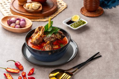 Soto Tangkar Betawi yiyeceğidir. Tangkar, Betawi dilinde sığır kaburgası anlamına gelen bir terimdir. Soto Tangkar, Hint cevizi sütü çorbası ve kırmızı köri ile pişiriliyor.. 