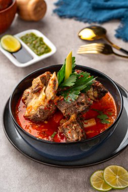 Soto Tangkar Betawi yiyeceğidir. Tangkar, Betawi dilinde sığır kaburgası anlamına gelen bir terimdir. Soto Tangkar, Hint cevizi sütü çorbası ve kırmızı köri ile pişiriliyor.. 