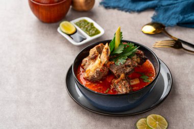Soto Tangkar Betawi yiyeceğidir. Tangkar, Betawi dilinde sığır kaburgası anlamına gelen bir terimdir. Soto Tangkar, Hint cevizi sütü çorbası ve kırmızı köri ile pişiriliyor.. 