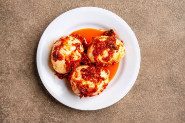 Telur balado ya da sambal balado ile haşlanmış yumurta. Endonezya halkı arasında popüler bir yemektir..
