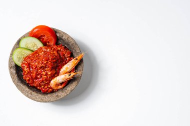 Ev yapımı sambal terasi, geleneksel Endonezya baharatlı biber ezmesi karides pastası ve taze kırmızı biber.