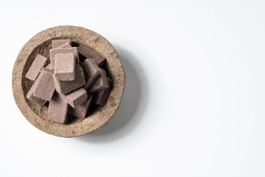 Ölümlü Taş üzerine geleneksel Endonezya Karides Ezmesi Terasisi beyaz arka planda izole edilmiş, yemek pişirmek için mayalanmış baharat