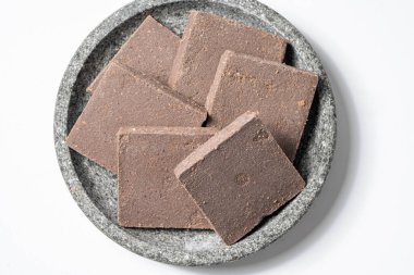 Ölümlü Taş üzerine geleneksel Endonezya Karides Ezmesi Terasisi beyaz arka planda izole edilmiş, yemek pişirmek için mayalanmış baharat