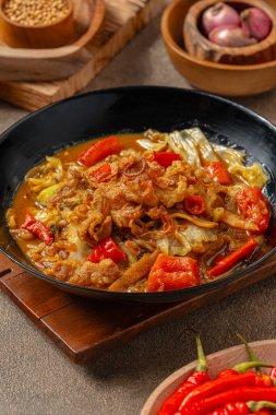 Tongseng, sebzeli ve soya soslu köri soslu biftek güveci.