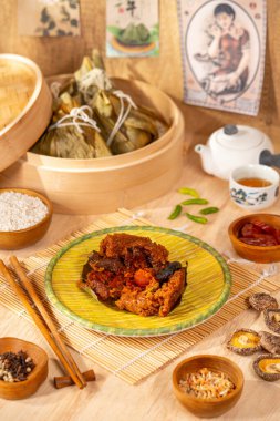 Zongzi, bambu kamışına veya diğer büyük düz yapraklara sarılmış, farklı dolgularla doldurulmuş glutinöz pirinçten yapılmış geleneksel bir Çin yemeğidir. Onlar kızgın ateşte ve kaynar sularda kızartılır..