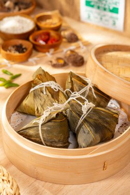 Zongzi, bambu kamışına veya diğer büyük düz yapraklara sarılmış, farklı dolgularla doldurulmuş glutinöz pirinçten yapılmış geleneksel bir Çin yemeğidir. Onlar kızgın ateşte ve kaynar sularda kızartılır..
