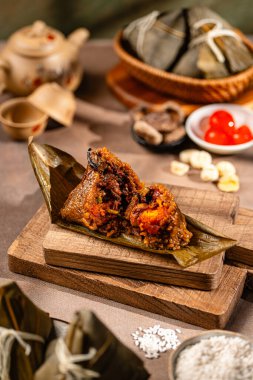 Zongzi, bambu kamışına veya diğer büyük düz yapraklara sarılmış, farklı dolgularla doldurulmuş glutinöz pirinçten yapılmış geleneksel bir Çin yemeğidir. Onlar kızgın ateşte ve kaynar sularda kızartılır..