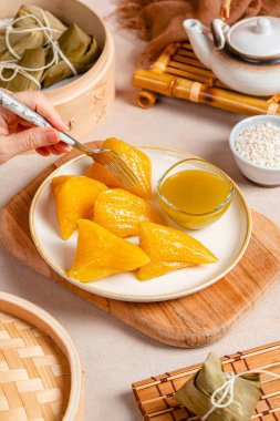 Kue cang veya Ki Jang ve Zongzi veya Bakcang. Çin baharatlı, yapışkan pirinç köftesi. 