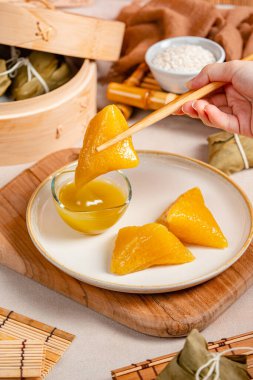 Kue cang veya Ki Jang ve Zongzi veya Bakcang. Çin baharatlı, yapışkan pirinç köftesi. 