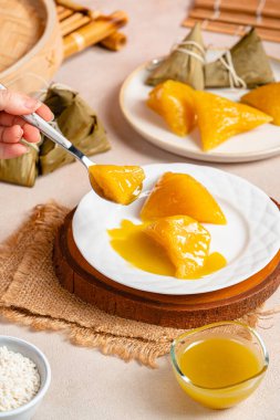 Kue cang veya Ki Jang ve Zongzi veya Bakcang. Çin baharatlı, yapışkan pirinç köftesi. 