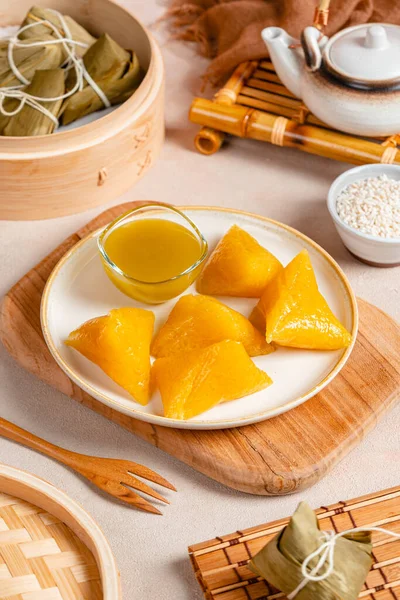 Kue cang veya Ki Jang ve Zongzi veya Bakcang. Çin baharatlı, yapışkan pirinç köftesi. 