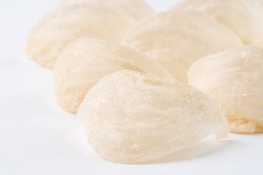 Çiğ yenebilir kuşlar geleneksel Çin tıbbı için malzeme toplarlar. Yuvayı yut geleneksel Çin lezzeti.