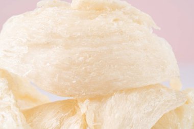 Çiğ yenebilir kuşlar geleneksel Çin tıbbı için malzeme toplarlar. Yuvayı yut geleneksel Çin lezzeti.