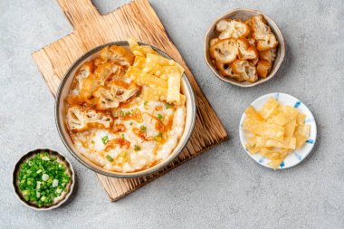 Pirinç lapası ya da kekle birlikte pirinç lapası.