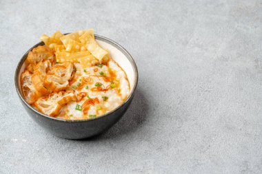 Pirinç lapası ya da kekle birlikte pirinç lapası.