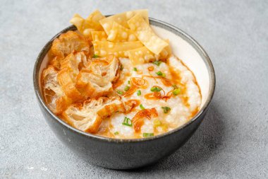 Pirinç lapası ya da kekle birlikte pirinç lapası.