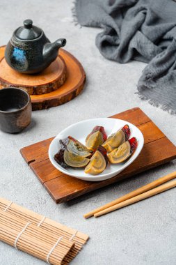 Korunmuş ördek yumurtaları ya da beyaz bir tabakta parçalanmış yüzyıl yumurtaları.