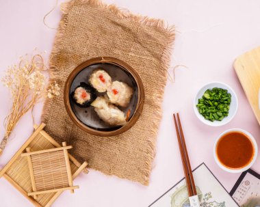 Bambu sepetinde çeşit çeşit Çin Dimsum 'u. Dimsum, Kanton halkının geleneksel olarak kahvaltı ve öğle yemeği için restoranlarda yediği küçük tabakların geniş bir yelpazesidir..