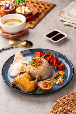 Haşlanmış pilav ve kızarmış tavuk veya hainanese tavuğu.