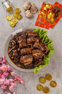 Pişmiş domuz eti ya da turşulu sebze, hardal yeşili ve mantarlı khao bak.