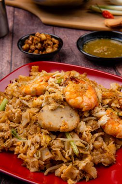 Kwetiau goreng medan veya char kway teow sarımsak, soğan veya soğan, domuz eti, kızarmış karides ve dilimlenmiş bakso ile kızartılan erişteden yapılır.