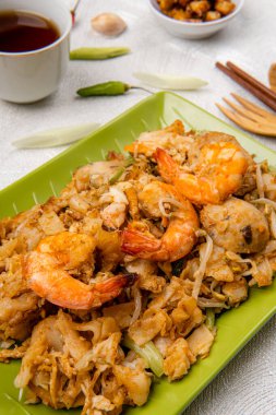 Kwetiau goreng medan veya char kway teow sarımsak, soğan veya soğan, domuz eti, kızarmış karides ve dilimlenmiş bakso ile kızartılan erişteden yapılır.