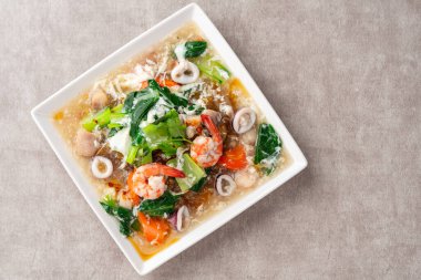 Kwetiau siram, Endonezya 'da popüler olan ve tamamlayıcı sebzeler, tavuklar, deniz ürünleri veya sığır eti eti eti ve kalın çorba ile kızartılan Çin mutfağıdır..