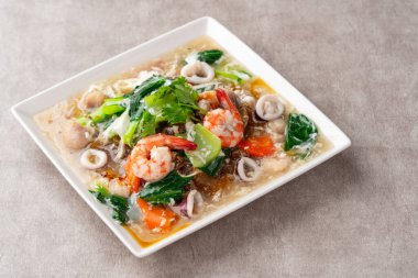 Kwetiau siram, Endonezya 'da popüler olan ve tamamlayıcı sebzeler, tavuklar, deniz ürünleri veya sığır eti eti eti ve kalın çorba ile kızartılan Çin mutfağıdır..