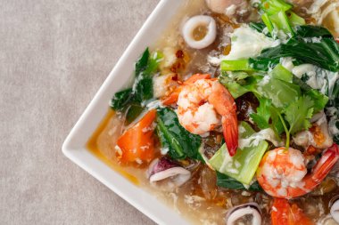 Kwetiau siram, Endonezya 'da popüler olan ve tamamlayıcı sebzeler, tavuklar, deniz ürünleri veya sığır eti eti eti ve kalın çorba ile kızartılan Çin mutfağıdır..