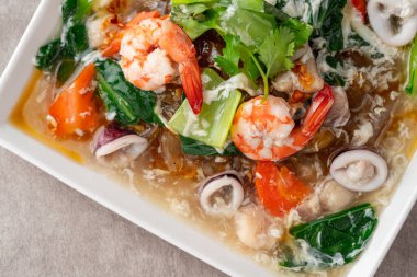 Kwetiau siram, Endonezya 'da popüler olan ve tamamlayıcı sebzeler, tavuklar, deniz ürünleri veya sığır eti eti eti ve kalın çorba ile kızartılan Çin mutfağıdır..