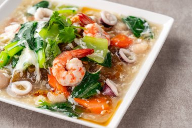 Kwetiau siram, Endonezya 'da popüler olan ve tamamlayıcı sebzeler, tavuklar, deniz ürünleri veya sığır eti eti eti ve kalın çorba ile kızartılan Çin mutfağıdır..