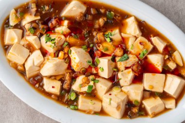 Sichuan mapo tofu ya da Mapo doufu, Chili tofu, geleneksel Çin yemeği.