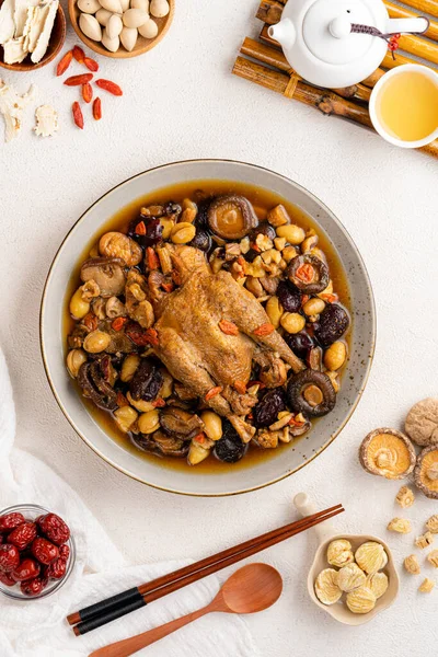 Malzemeler haşlanmış tavuk çorbası Çin bitkisel ilaçları. Bu çorba Çin yemeği ve Asya yemeği arasında sağlıklı bir çorba, yiyecek ise ilaç olarak meşhurdur..