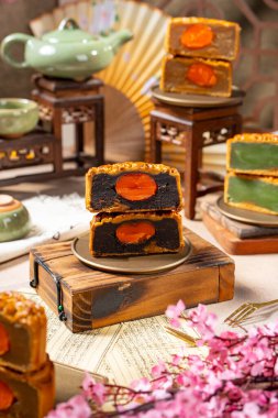 Ay çöreği, genellikle Doğu ve Güneydoğu Asya 'nın en büyük kültürel kutlamalarından biri olan Sonbahar Festivali sırasında yenen ve hediye edilen geleneksel bir Çin hamur işidir.