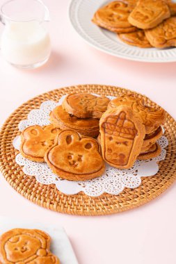 Ay çöreği bisküvileri ay pastasının dış katmanı gibi tatlı atıştırmalıklardır. Geleneksel ay çöreklerinin aksine, bu bisküviler genellikle doldurulmadan yapılır ve çok daha kalındır..