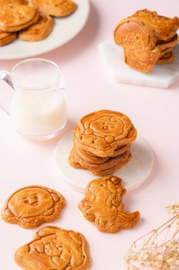 Ay çöreği bisküvileri ay pastasının dış katmanı gibi tatlı atıştırmalıklardır. Geleneksel ay çöreklerinin aksine, bu bisküviler genellikle doldurulmadan yapılır ve çok daha kalındır..