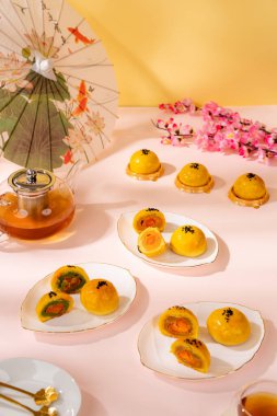 Ay çöreği geleneksel olarak sonbahar ortası festivalinde yenen bir Çin pastanesidir..