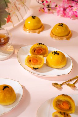 Ay çöreği geleneksel olarak sonbahar ortası festivalinde yenen bir Çin pastanesidir..