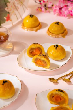 Ay çöreği geleneksel olarak sonbahar ortası festivalinde yenen bir Çin pastanesidir..