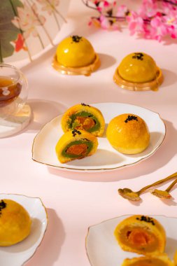 Ay çöreği geleneksel olarak sonbahar ortası festivalinde yenen bir Çin pastanesidir..