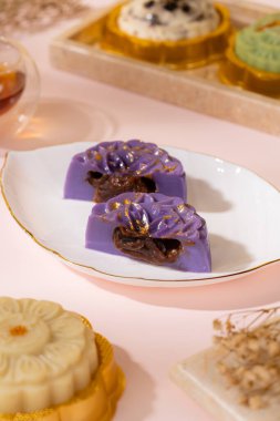 Ay çöreği geleneksel olarak sonbahar ortası festivalinde yenen bir Çin pastanesidir..