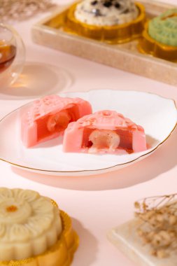 Ay çöreği geleneksel olarak sonbahar ortası festivalinde yenen bir Çin pastanesidir..