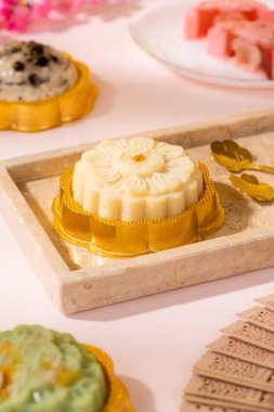 Ay çöreği geleneksel olarak sonbahar ortası festivalinde yenen bir Çin pastanesidir..