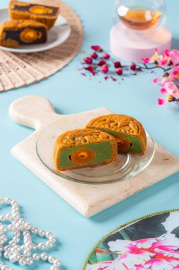 Ay çöreği geleneksel olarak sonbahar ortası festivalinde yenen bir Çin pastanesidir..