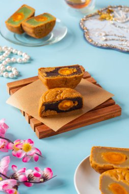 Ay çöreği geleneksel olarak sonbahar ortası festivalinde yenen bir Çin pastanesidir..