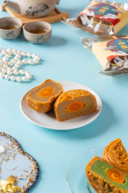 Ay çöreği geleneksel olarak sonbahar ortası festivalinde yenen bir Çin pastanesidir..