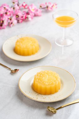 Ay çöreği geleneksel olarak sonbahar ortası festivalinde yenen bir Çin pastanesidir..